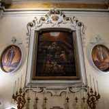 Altra sorpresa. Sulla parete destra si staglia un recente dipinto raffigurante la Presentazione di Cristo al Tempio. 